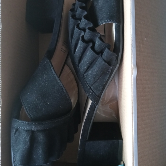 Women Ruffle Slides - Picture 3 of 7